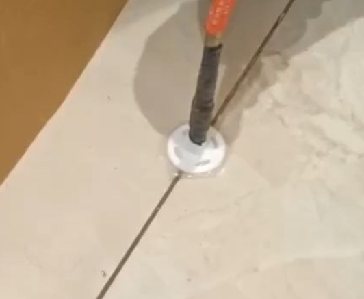 福绵瓷砖空鼓维修公司专业解答瓷砖在铺贴过程中，如果没有涂抹均匀到位的粘结材料（如水泥砂浆或瓷砖胶），可能会导致以下问题