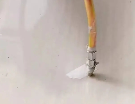 福绵瓷砖空鼓维修公司专业解答在瓷砖铺贴过程中，如果使用的砂料过粗（如全部使用了粗砂），可能会导致以下问题