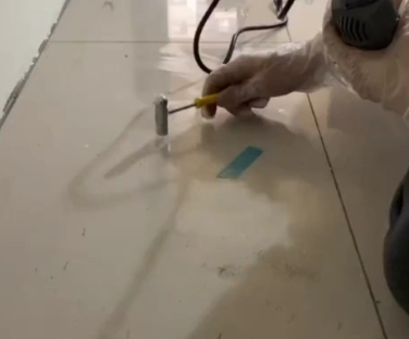 福绵瓷砖开裂维修公司专业分享瓷砖在铺贴前如果没有沥干水分，将会导致以下问题