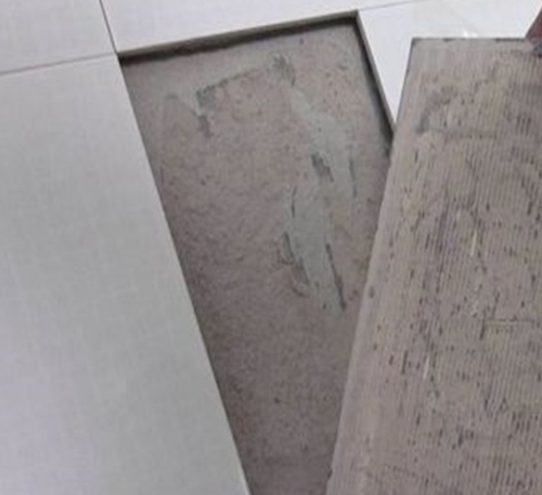 福绵瓷砖空鼓维修公司分享瓷砖铺贴时如果打浆（即涂抹在瓷砖背面和基层上的砂浆或瓷砖胶）过少，会带来以下问题